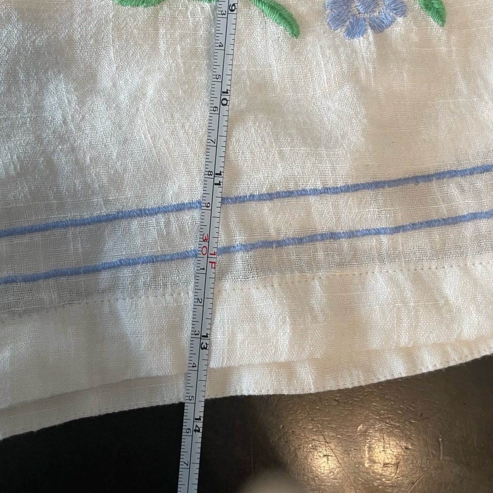 BNWT Arizona Women’s White Floral Embroidered Shorts in size medium - Picture 9 of 10